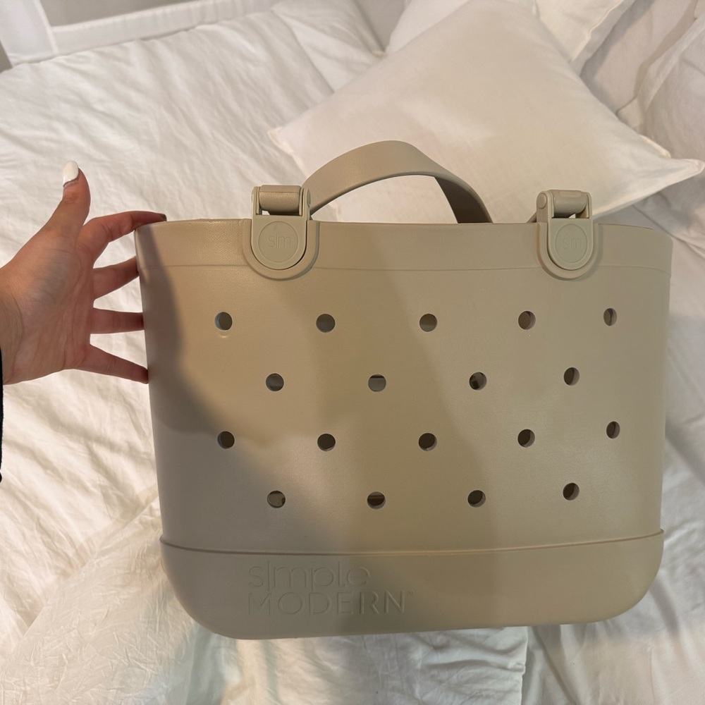 Simple modern bogg bag
